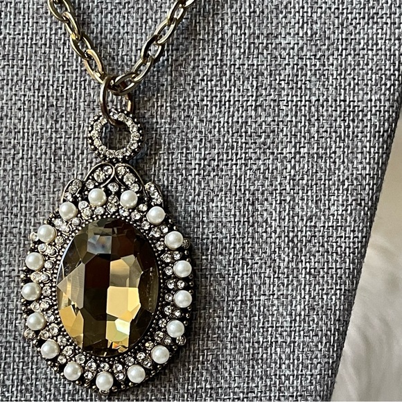 CHARMING CHARLIE | Vintage | Large Rhinestone Pendant Faux Seed Pearls Necklace - Picture 8 of 13